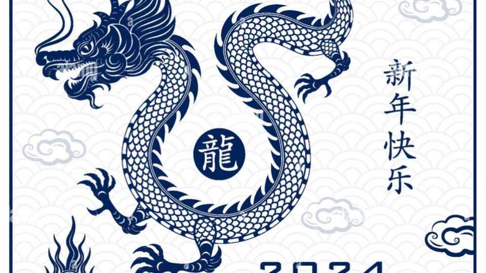 feliz-ano-nuevo-chino-2024-signo-del-zodiaco-ano-del-dragon-con-papel-azul-corte-arte-y-estilo-artesanal-sobre-fondo-de-color-blanco-traduccion-china-2r8nac4